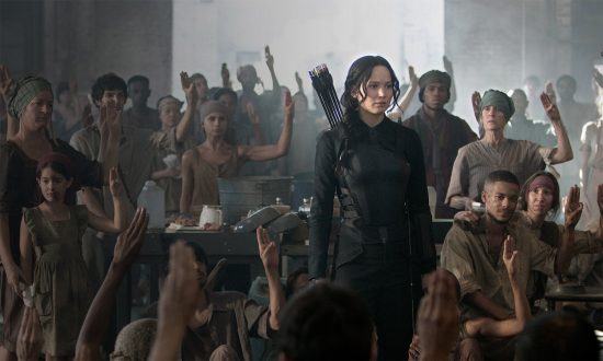 Katniss 2 550x330 - Mockingjay_ part 1: Khởi đầu của một cuộc chiến sinh tử