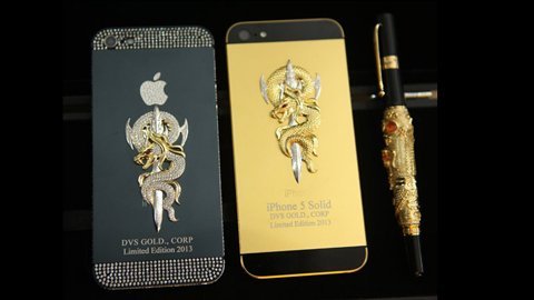 Điện thoại iPhone 5 mạ vàng, đúc rắn hổ chúa chỉ dành cho nhà giàu