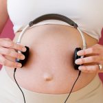 me cho be nghe tai nghe o tuan thu 23 150x150 - Mang thai tuần thứ 30: Những thông tin bà bầu cần biết