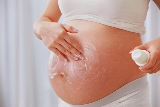 Boi kem duong am de khac phuc tinh trang ngua da 550x366 - Giải pháp cho tình trạng ngứa da khi mang thai của mẹ bầu