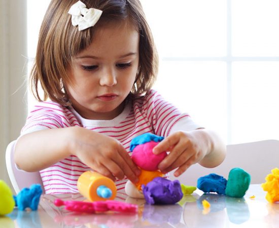 dat nan cho be 550x450 - Tất tần tật những điều cần biết về đất nặn Play-Doh