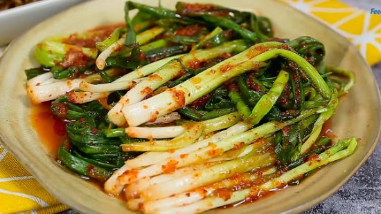 hinh 10 mon kim chi hanh la 550x310 - Top 17 món ăn Hàn Quốc dân việt nam hay ăn dễ làm tại nhà
