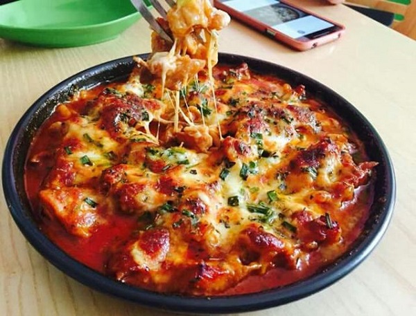 hinh 6 mon ga cay pho mai - Top 17 món ăn Hàn Quốc dân việt nam hay ăn dễ làm tại nhà